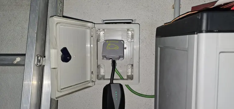 Instalação de quadro elétrico e tomada reforçada em Sintra
