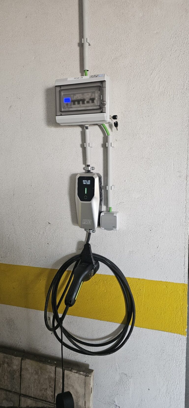 Instalação de posto de carregamento ligado aos serviços comuns