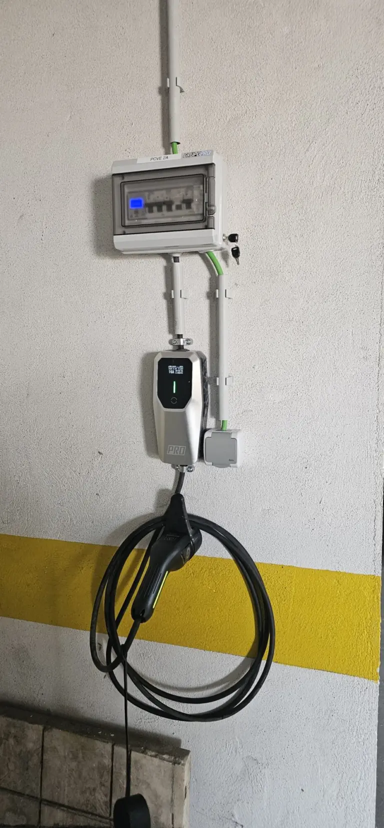 Instalação de posto de carregamento ligado aos serviços comuns